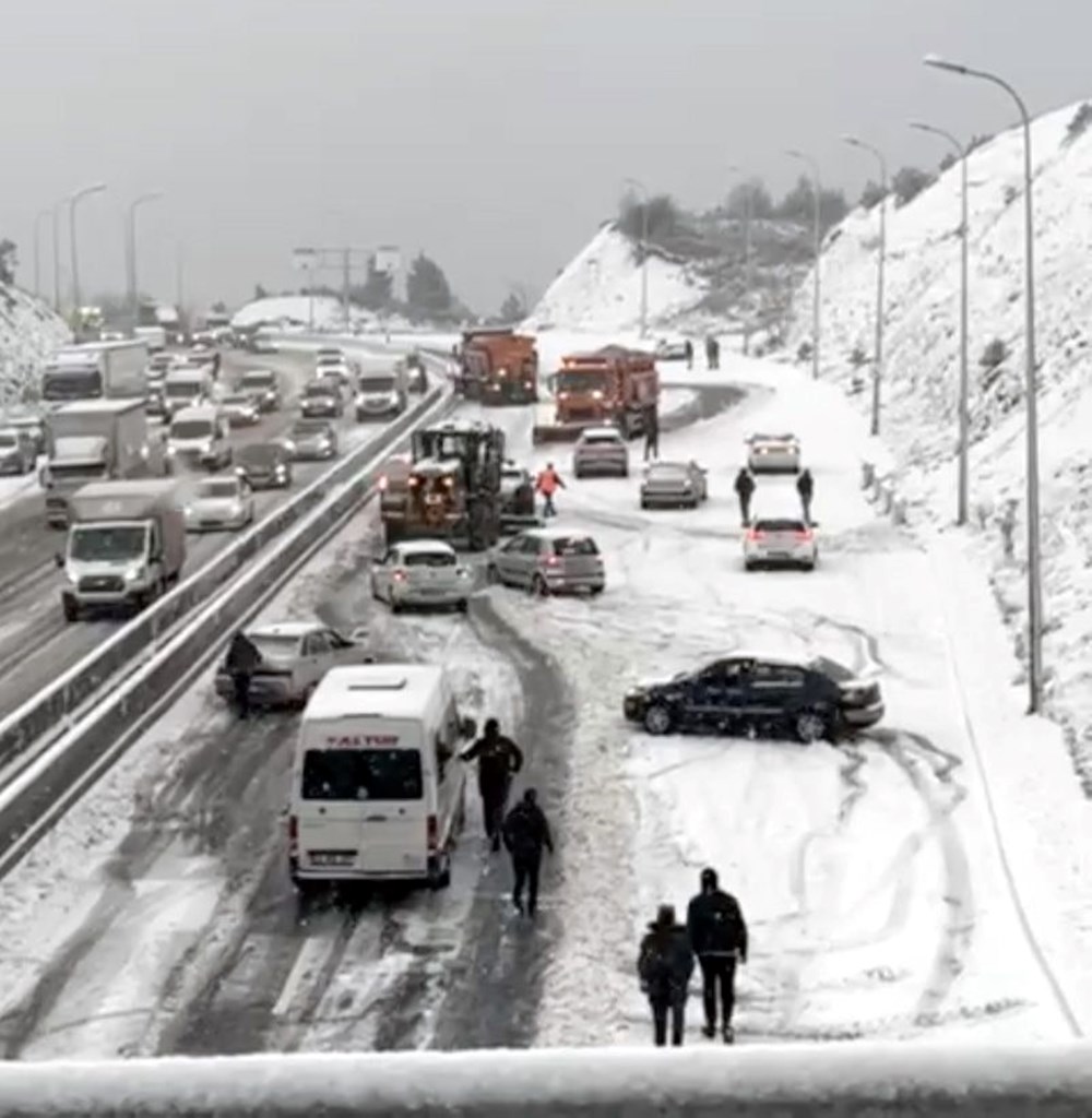 İstanbul’da kar aniden bastırdı: Dokuz ilçede okullar tatil edildi, bu akşam 18.00’e dikkat! - 1