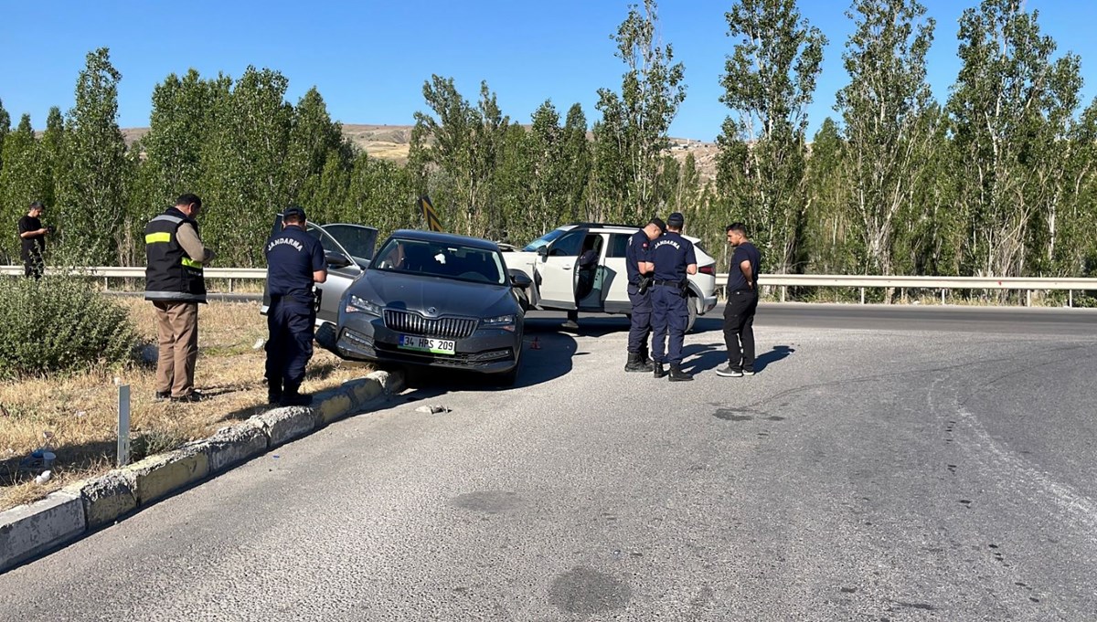 Seyir halindeki araca arkadan çarptı