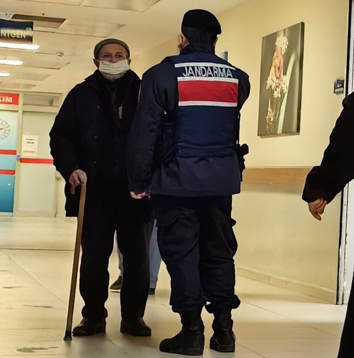 Züftü Şirin (81), jandarma eşiğinde cezavine götürüldü.