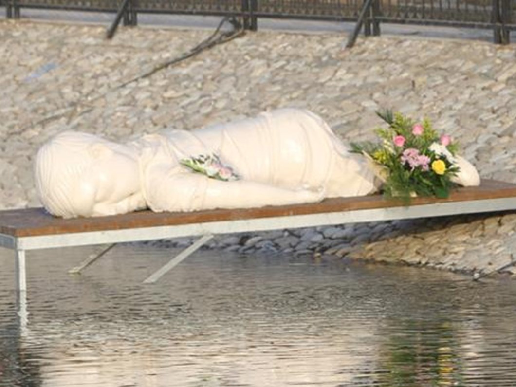aylan bebegin heykeline saldiri ntv