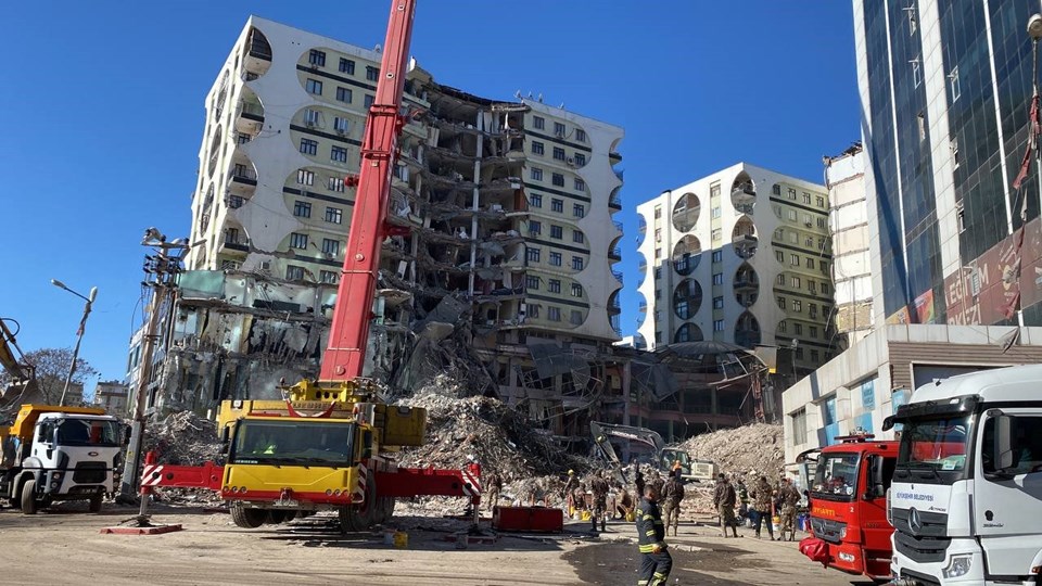 Yakalama kararı bulanan 2 müteahhit, yaptıkları binalarda öldü - 2