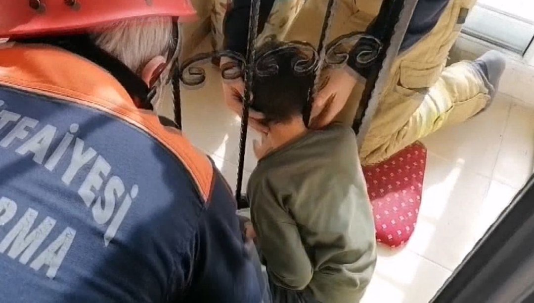 Abisiyle oynarken kafası demir kapıya sıkıştı Son Dakika Türkiye