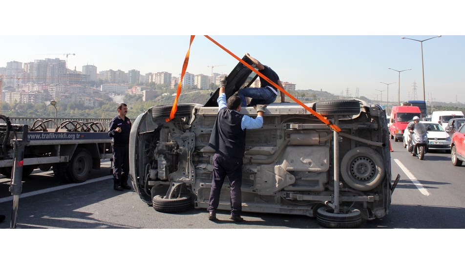 Takla atan araç TEM'de trafiği durdurdu