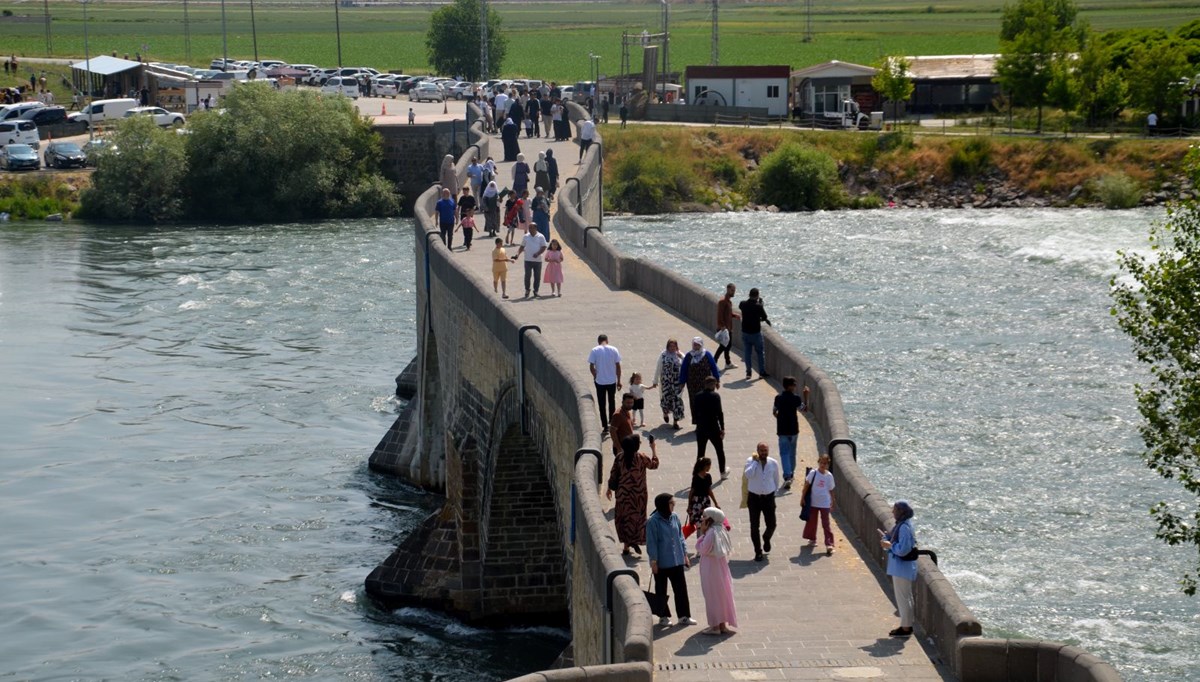 Tarihi köprüde bayram kalabalığı