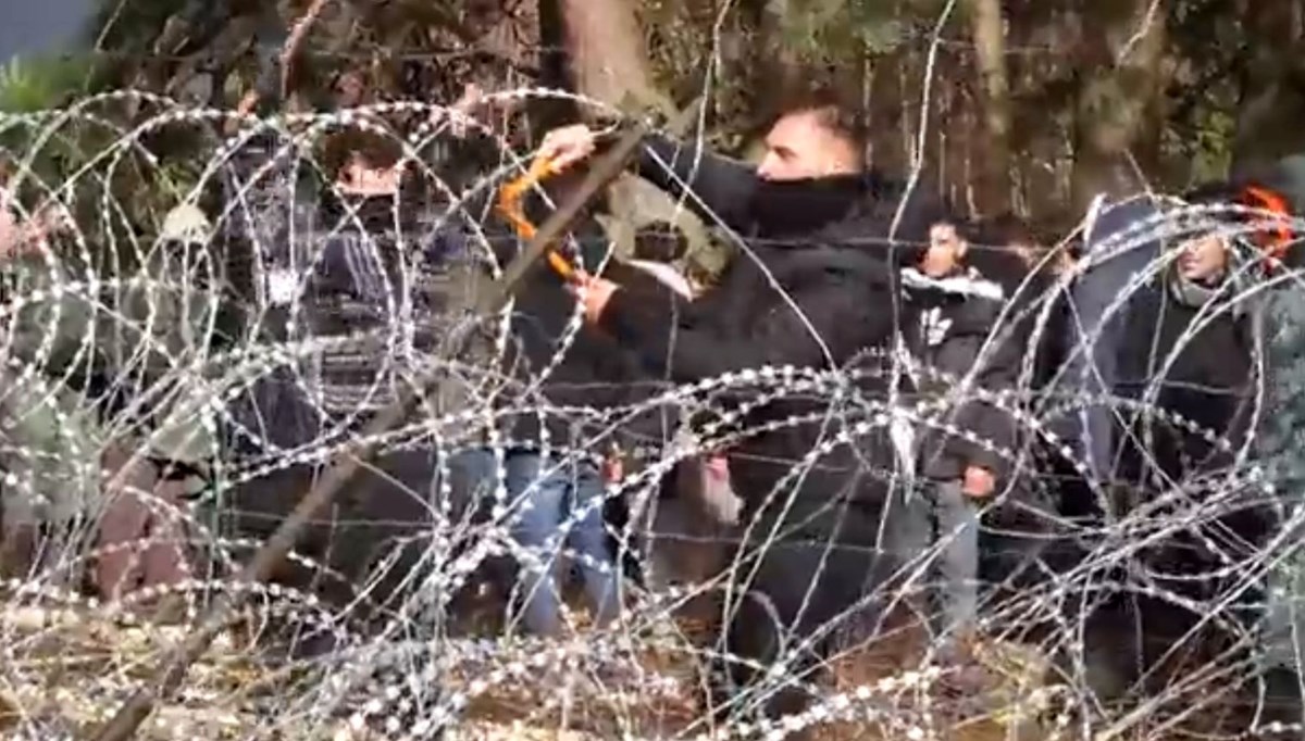 Polonya-Belarus sınırında sığınmacı krizi: Yüzlerce göçmen, sınırdaki dikenli telleri parçalamaya çalışıyor