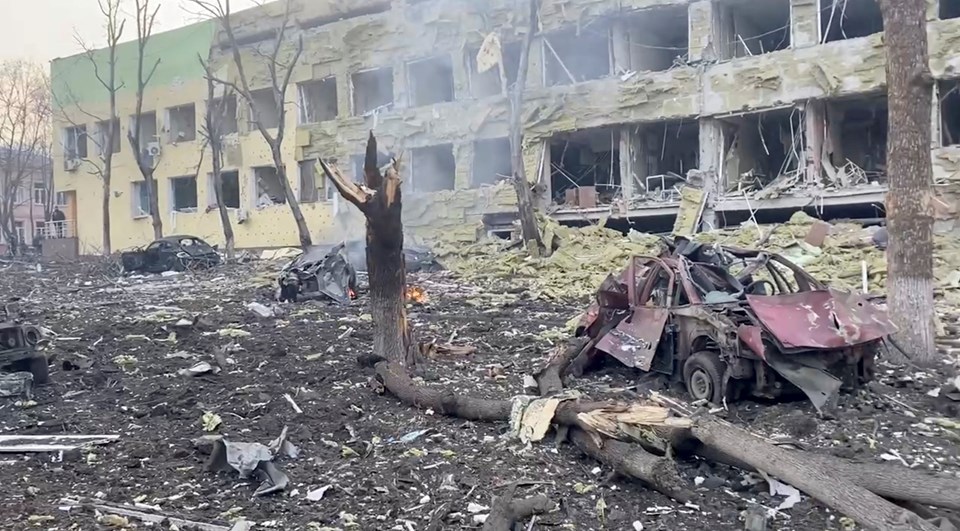 Mariupol'de çok sayıda bina yıkıldı.