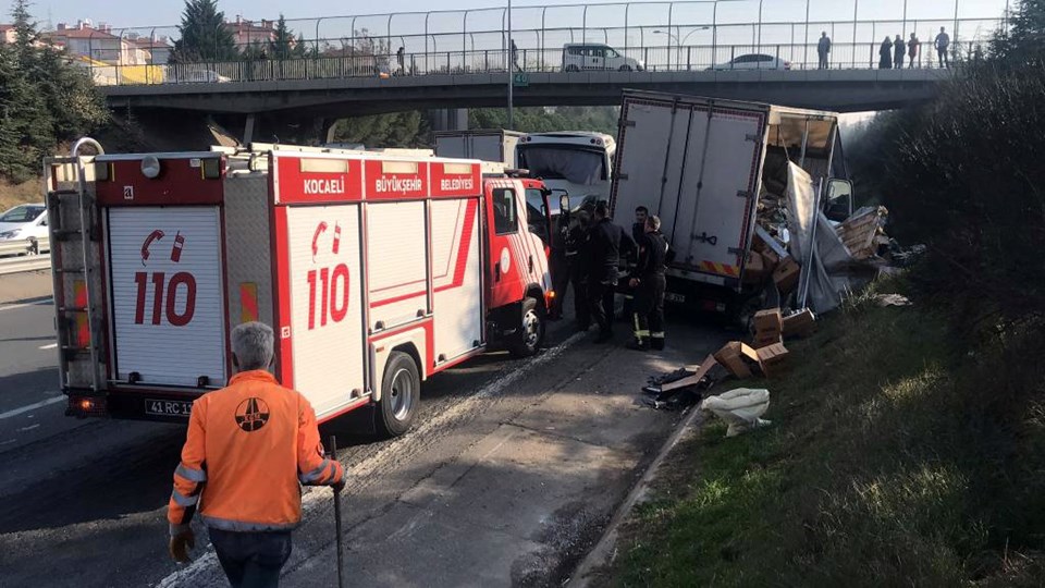 Kocaeli'de kamyonla midibüs çarpıştı: 5 yaralı - 1