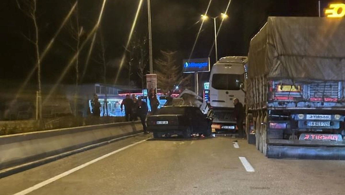 Ankara'da 4 otomobil ile TIR'ın karıştığı kazada 2 kişi yaralandı Ankara'da 4 otomobil ile TIR'ın karıştığı kazada 2 kişi yaralandı