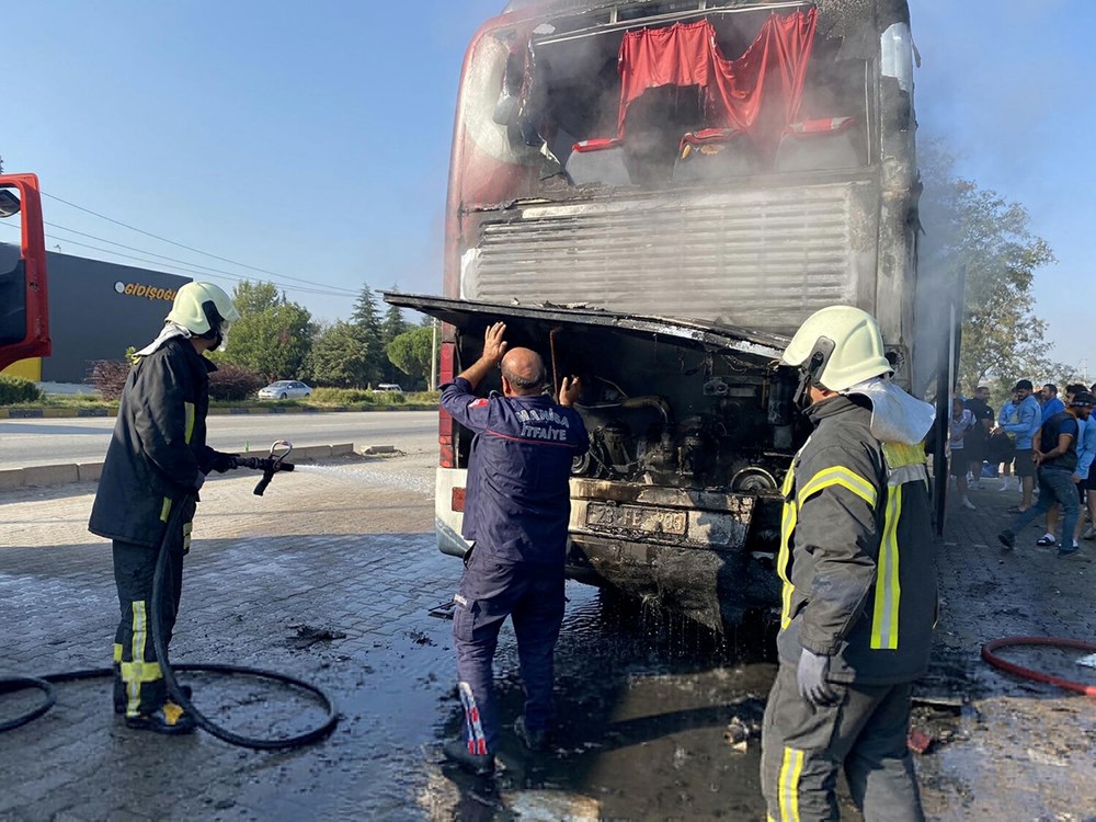 Manisa'da futbolcuları taşıyan otobüs yandı - 4