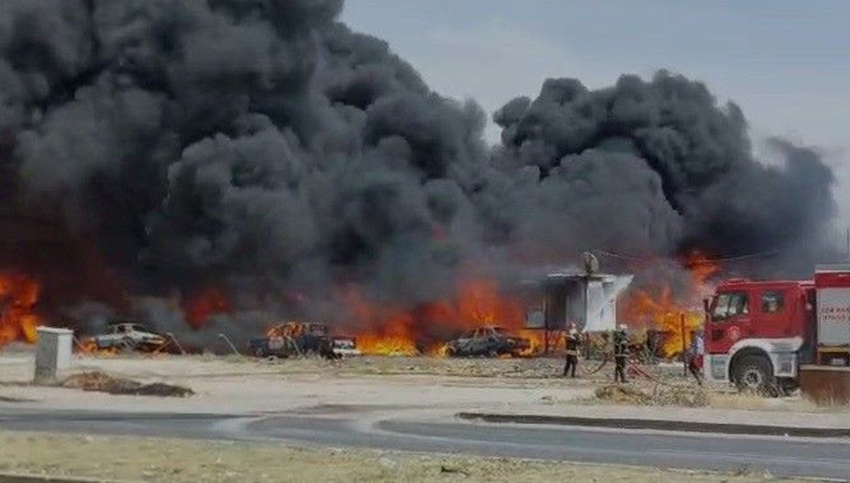 Gaziantep’te korkutan yangın: Alevler park halindeki araçlara sıçradı Gaziantep’te korkutan yangın: Alevler park halindeki araçlara sıçradı