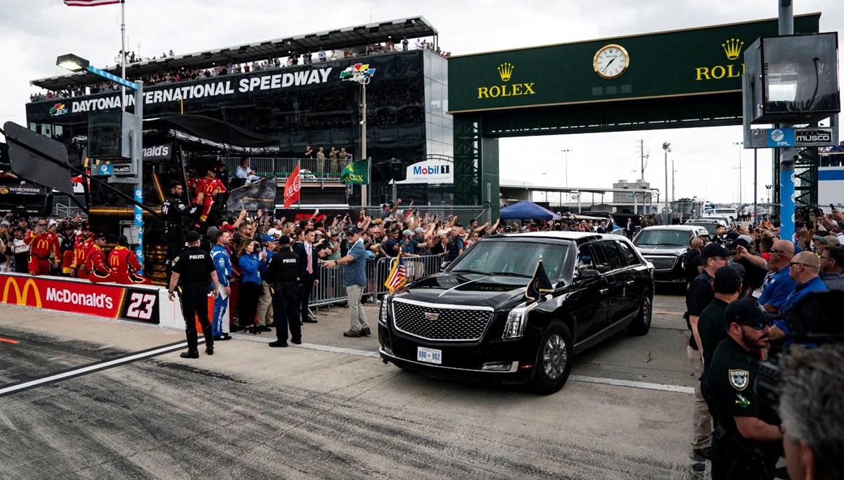 Donald Trump Daytona 500'de makam aracıyla şov yaptı