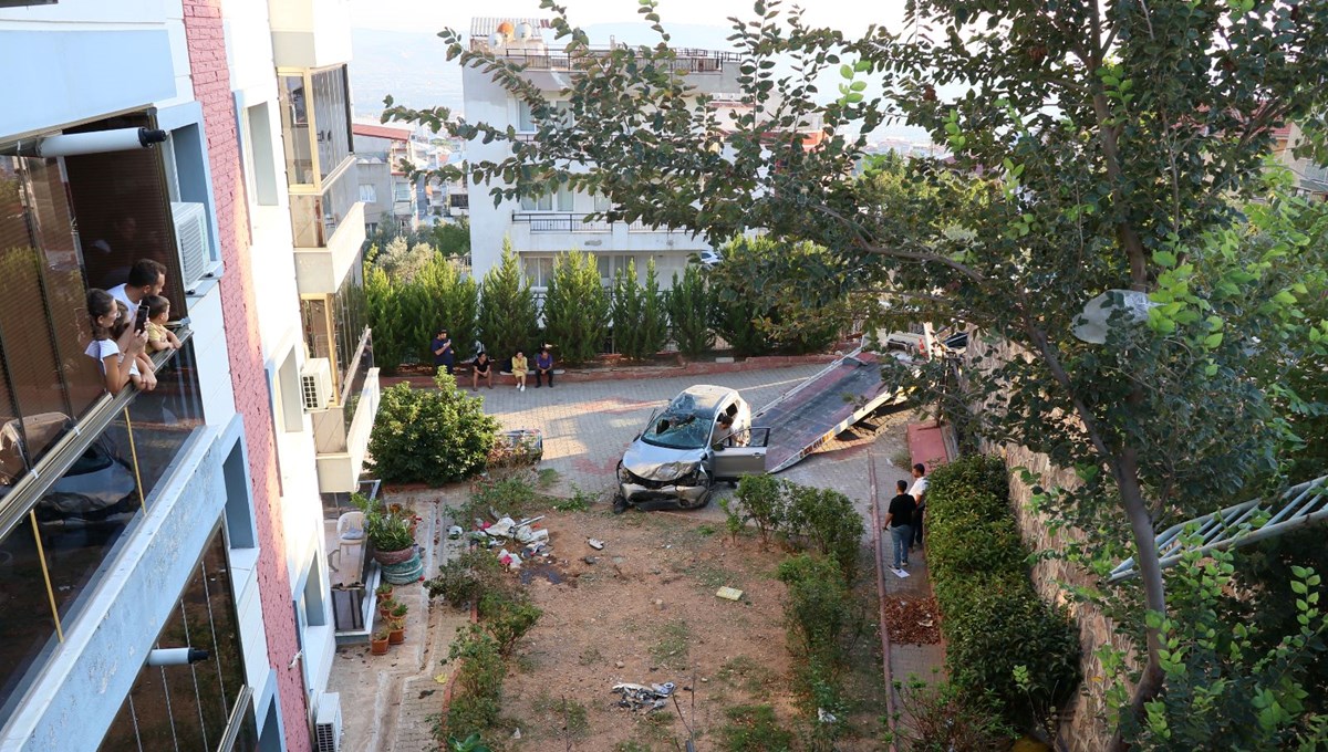 İzmir'de otomobil apartmanın bahçesine düştü: 2 yaralı