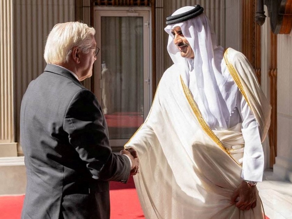 Almanya Cumhurbaşkanı'nı Katar'da kimse karşılamadı: Uçağın önünde yarım saat bekledi - 1