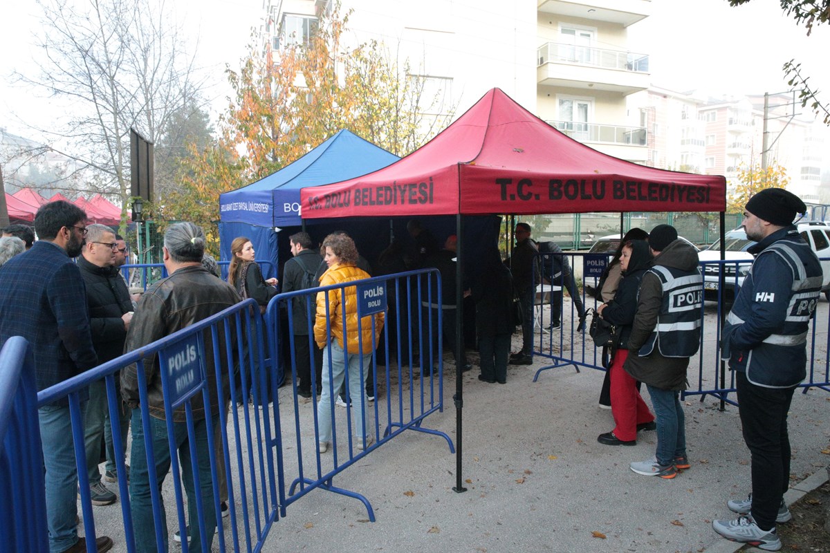 Salonun içi ve çevresinde kolluk kuvvetlerince geniş güvenlik önlemi alındı, yerleşke etrafındaki cadde ve sokaklar trafiğe kapatıldı.