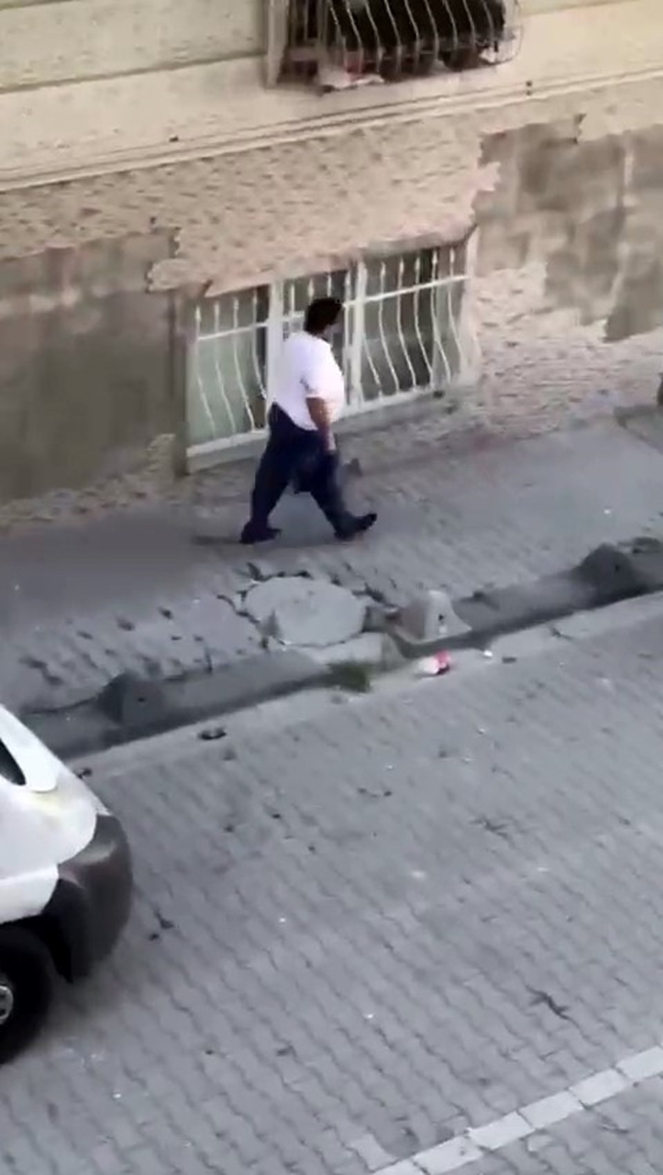 Esenyurt’ta kadın cinayeti | Eşini öldürüp, elinde bıçakla kaçtı - 1