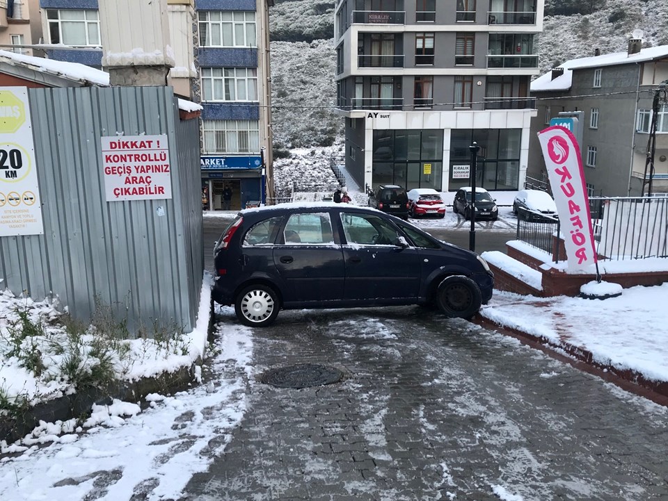 Buzlu yolda kayan otomobil site girişine sıkıştı - 1