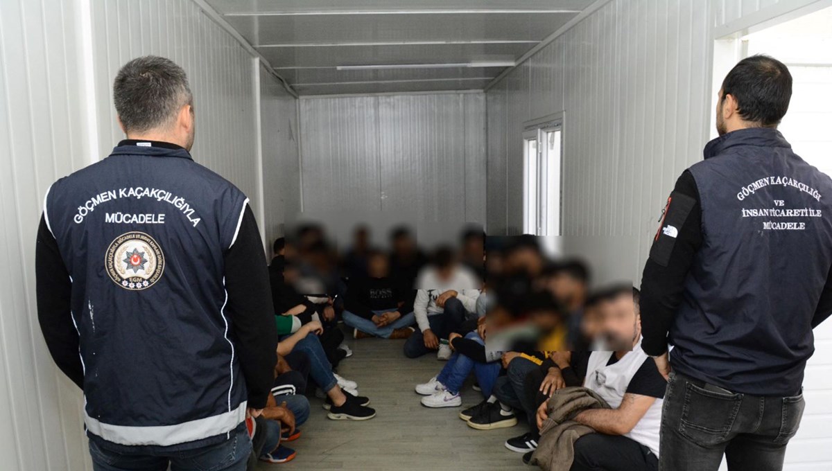 Kırklareli’de kamyonette 32 kaçak göçmen yakalandı Kırklareli’de kamyonette 32 kaçak göçmen yakalandı