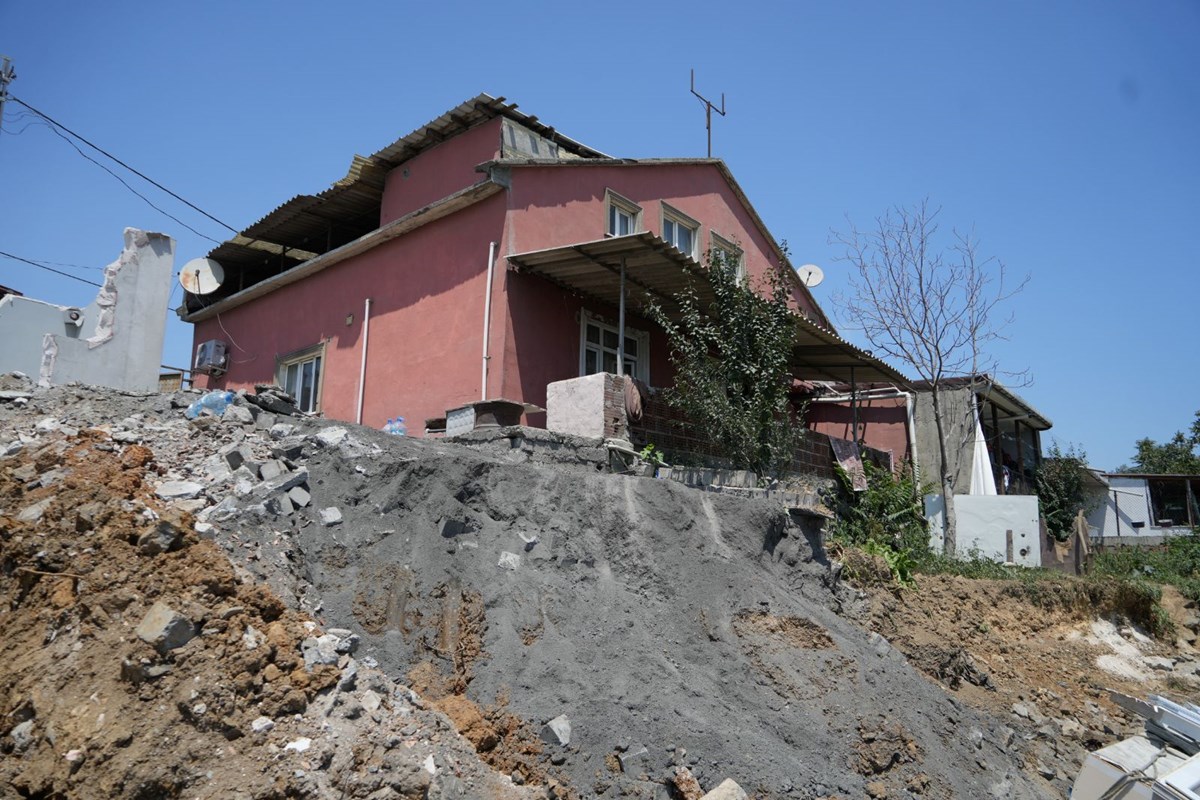 İstanbul'da bir mahalle diken üstünde! Uçurumun kenarındaki evleri yutuyor