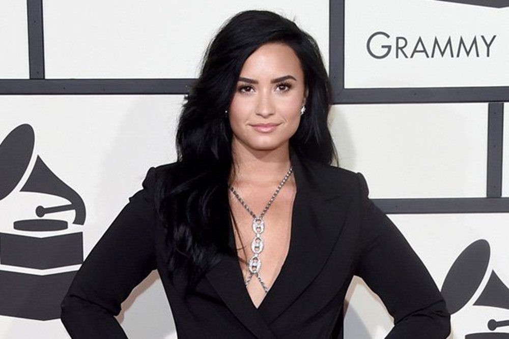 Ünlü şarkıcı Demi Lovato hastaneye kaldırıldı - 2