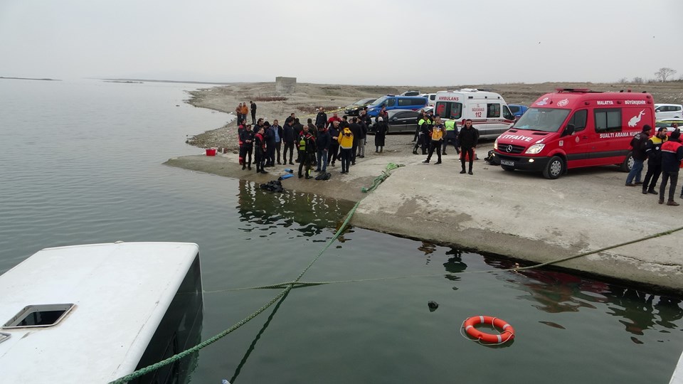Faciadan dönüldü: Feribota yolcu taşıyan otobüs gölete düştü - Son Dakika Türkiye Haberleri 1 Felaket önlendi: Feribotla yolcu taşıyan otobüs gölete düştü - 2