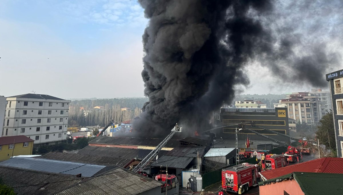 İstanbul'da lastik fabrikasında yangın: Müdahale sürüyor