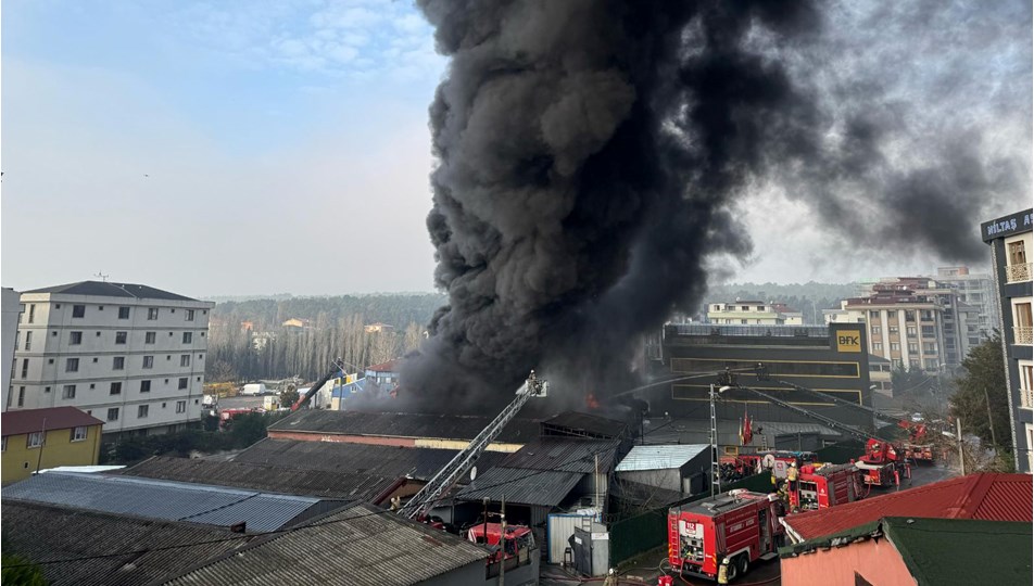 İstanbul'da lastik fabrikasında yangın: Müdahale sürüyor
