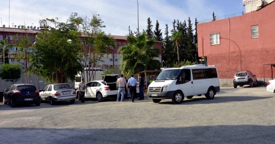 Adana Emniyet Müdürlüğü önünde şüpheli araç alarmı - 1