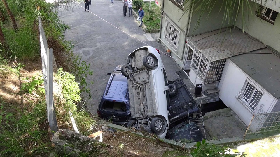 Beşiktaş'ta bir otomobil 5 metrelik duvardan aşağı uçtu - 1