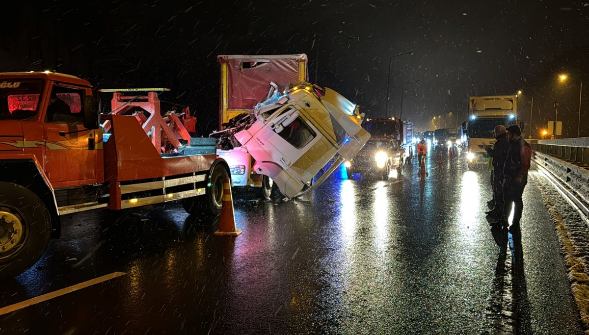 Anadolu Otoyolu'nda 2 TIR çarpıştı: Ankara istikametinde ulaşımda aksama yaşandı