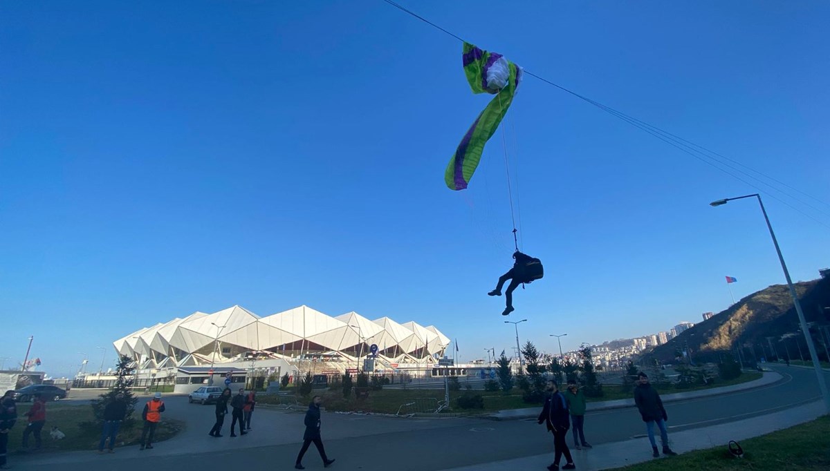 Paraşütçü elektrik tellerinde asılı kaldı