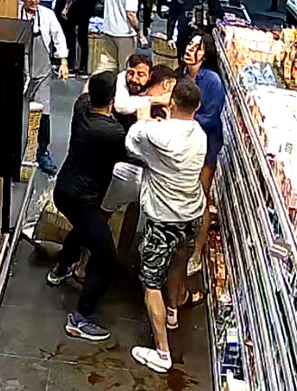 İzmir’de marketteki dehşet anlarının görüntüsü ortaya çıktı |Cinayet şüphelisi: “Adam çakının üzerine düştü” - 4