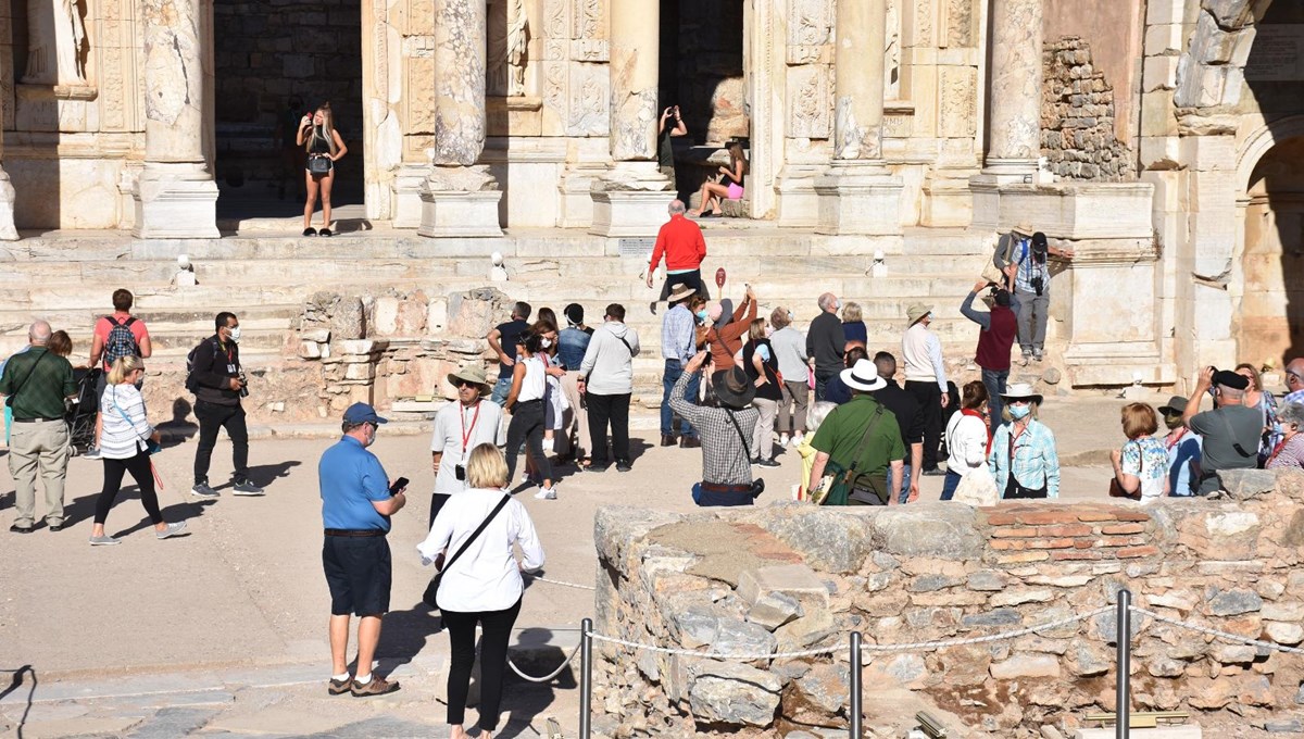 Tarih turizminin gözdesi Efes Antik Kenti'nde pandeminin izleri siliniyor Tarih turizminin gözdesi Efes Antik Kenti'nde pandeminin izleri siliniyor