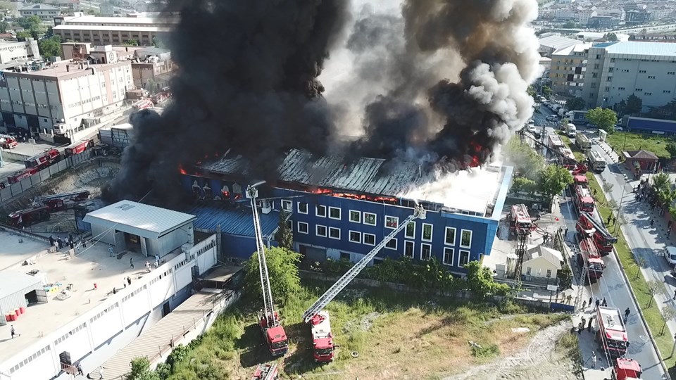 Arnavutköy'deki fabrika yangını 7 saatte söndürüldü - 1