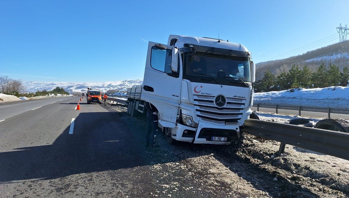 TIR şoförü, otoyolda bariyerlere çarptı