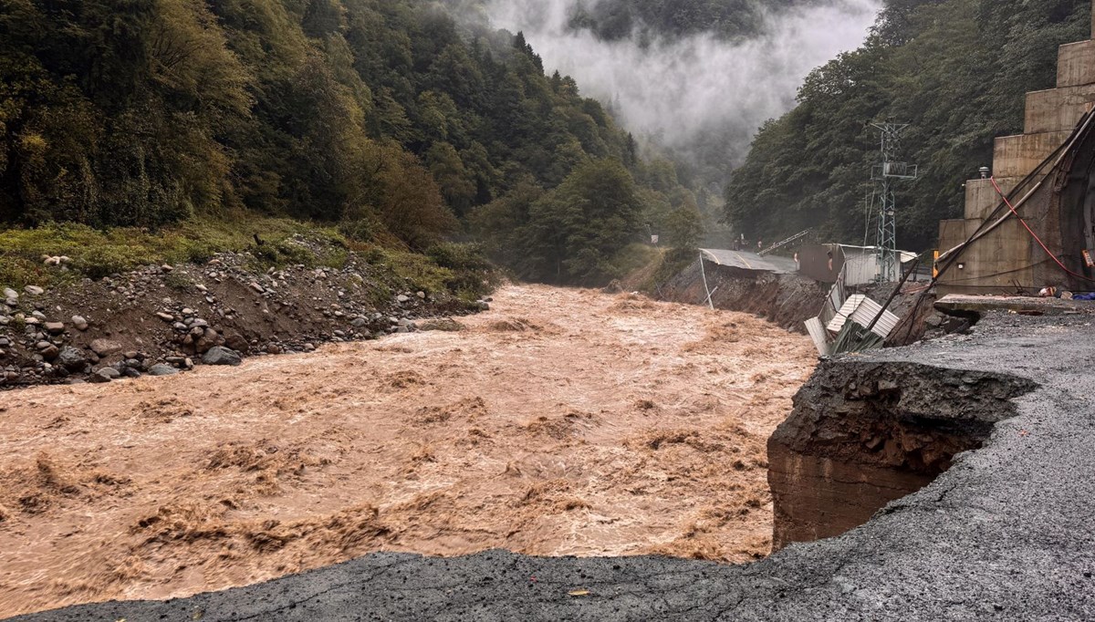 Karadeniz'i sel vurdu: Rize, Trabzon, Artvin ve Giresun'da dereler taştı, yollar kapandı