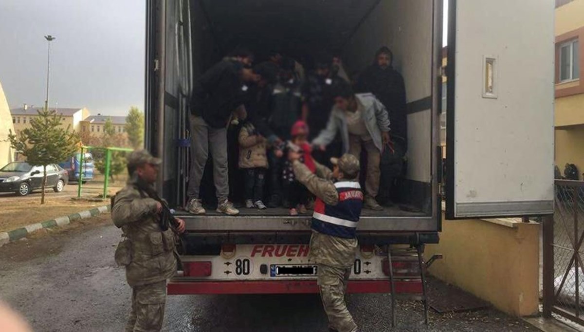 TIR dorsesinden 85 kaçak çıktı