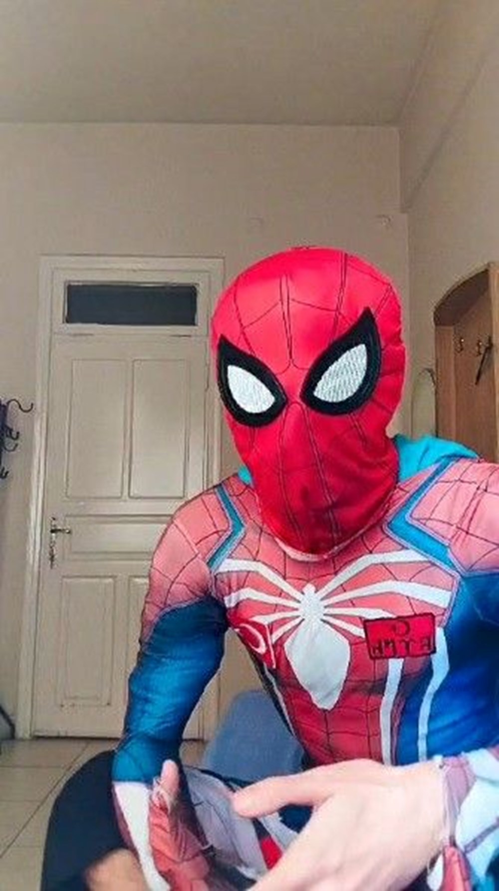 Bayram namazına "Örümcek Adam" kostümüyle katılmıştı: Amacım insanları mutlu etmekti - 7