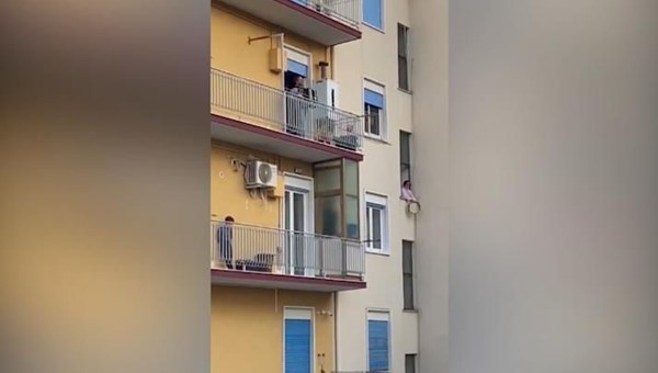 Corona virÃ¼s karantinasÄ±ndaki Ä°talya'da balkonlardan ÅarkÄ±lÄ± dayanÄ±Åma