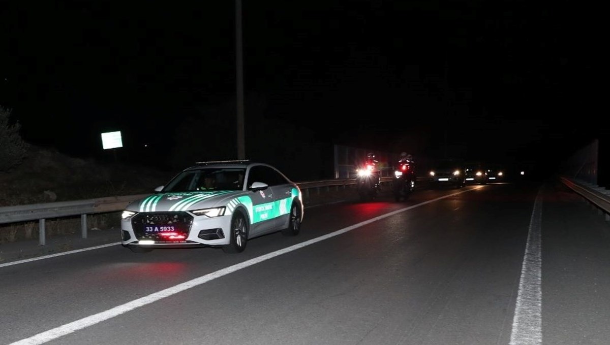 Otoyolda hırsızlık tuzağı: Hızla giden araçların önüne atlıyorlar Otoyolda hırsızlık tuzağı: Hızla giden araçların önüne atlıyorlar
