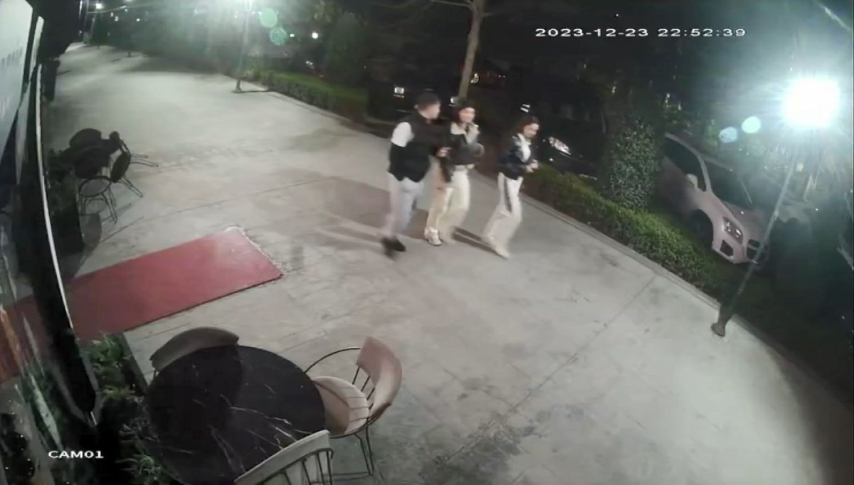 Beylikdüzü'nde silahlı saldırı kamerada: 2 kişi hayatını kaybetti Beylikdüzü'nde silahlı saldırı kamerada: 2 kişi hayatını kaybetti
