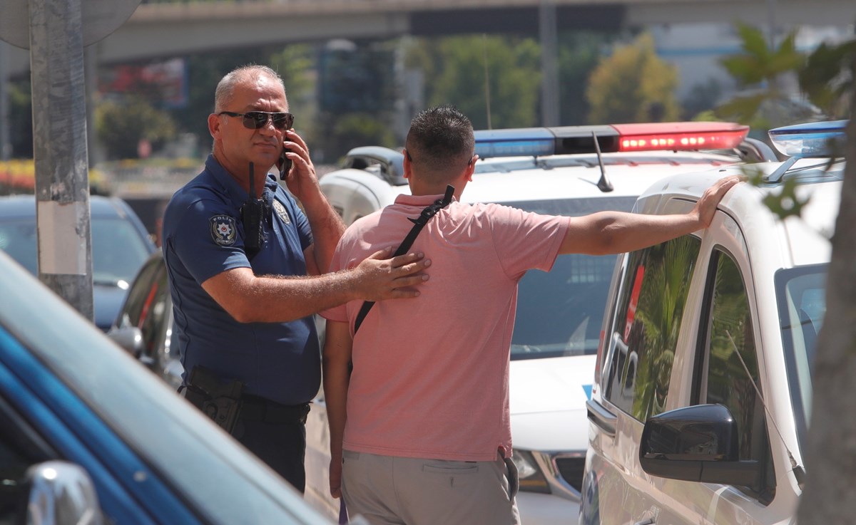 Ender E. ifadesi alınmak üzere polis merkezine götürüldü. Ender E. ifadesi alınmak üzere polis merkezine götürüldü.