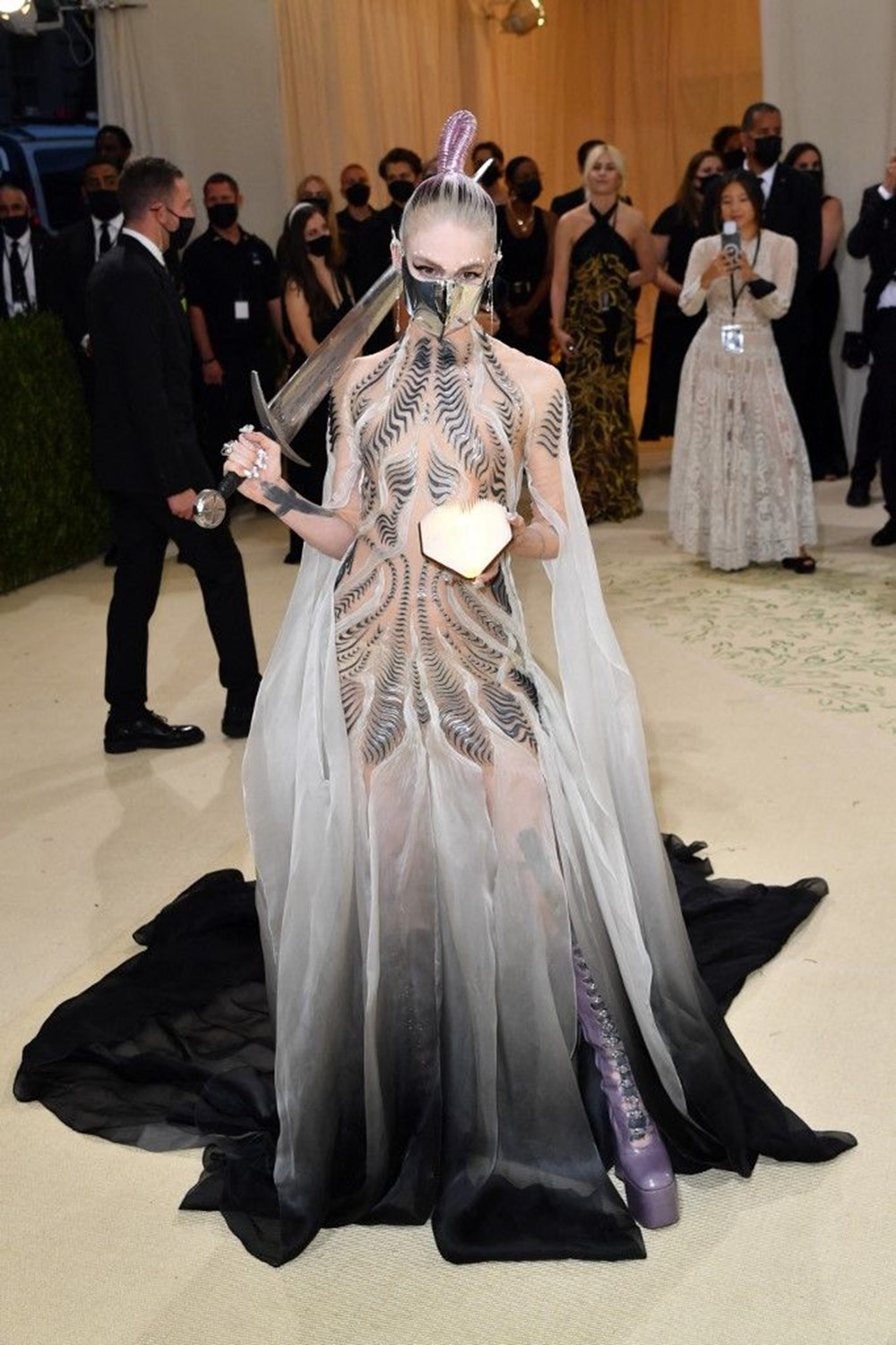 Frank Ocean 2021 MET Gala'ya robot bebekle katıldı - 7
