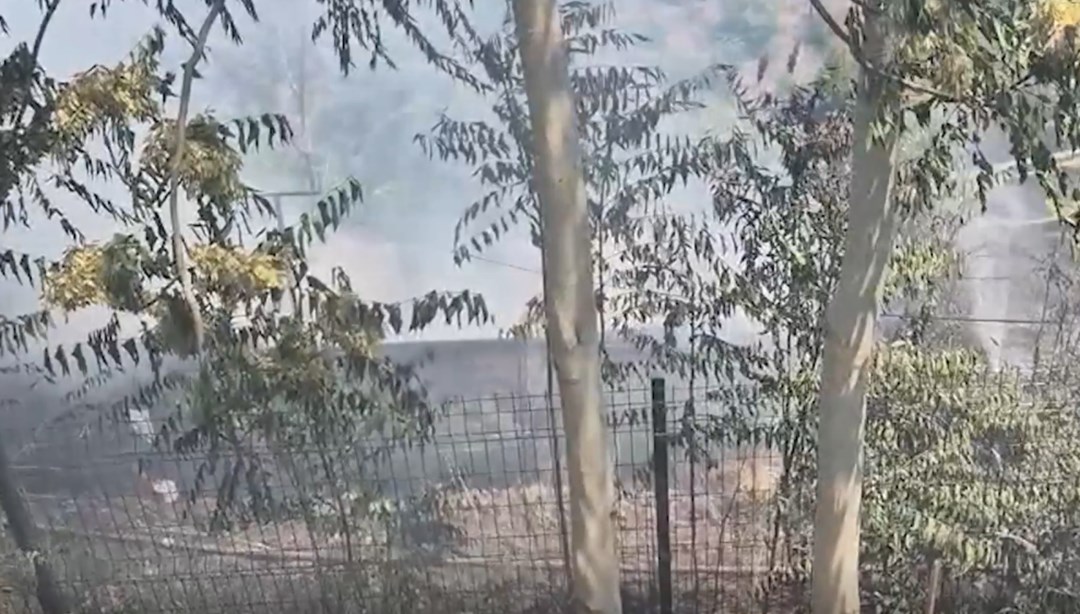 Sultangazi'de otluk alanda yangın: Alevler gecekonduya sıçradı