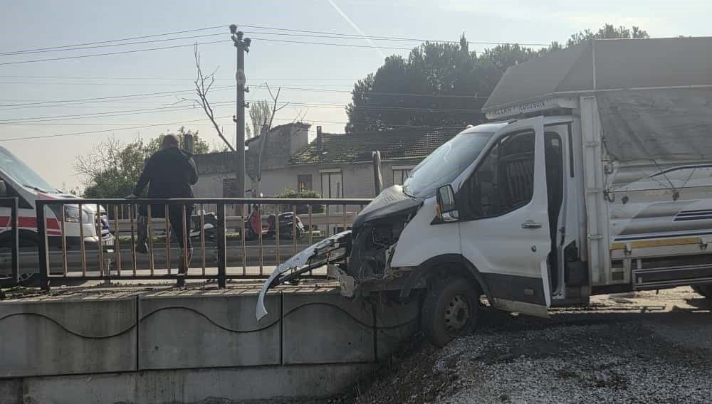 Bursa'da kaza: Kamyonet sürücüsü yaralandı