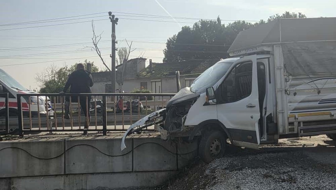 Kontrolden çıkan kamyonet demirlere saplandı