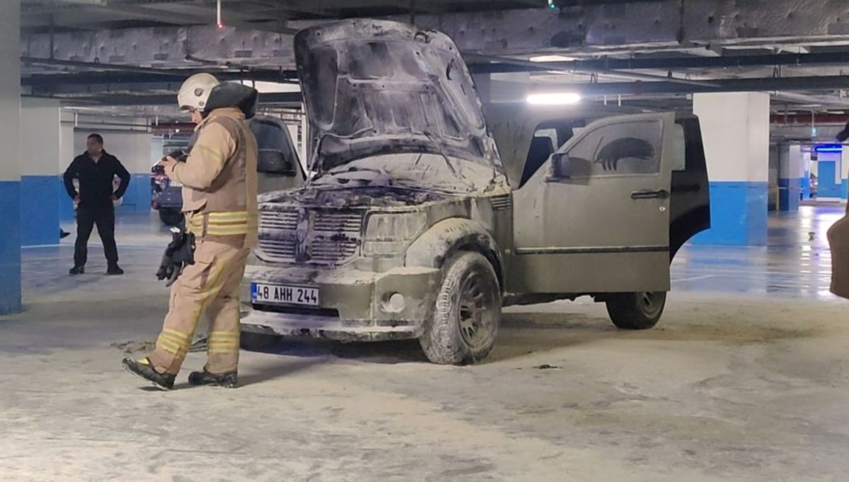 İstinye'de AVM otoparkında yangın