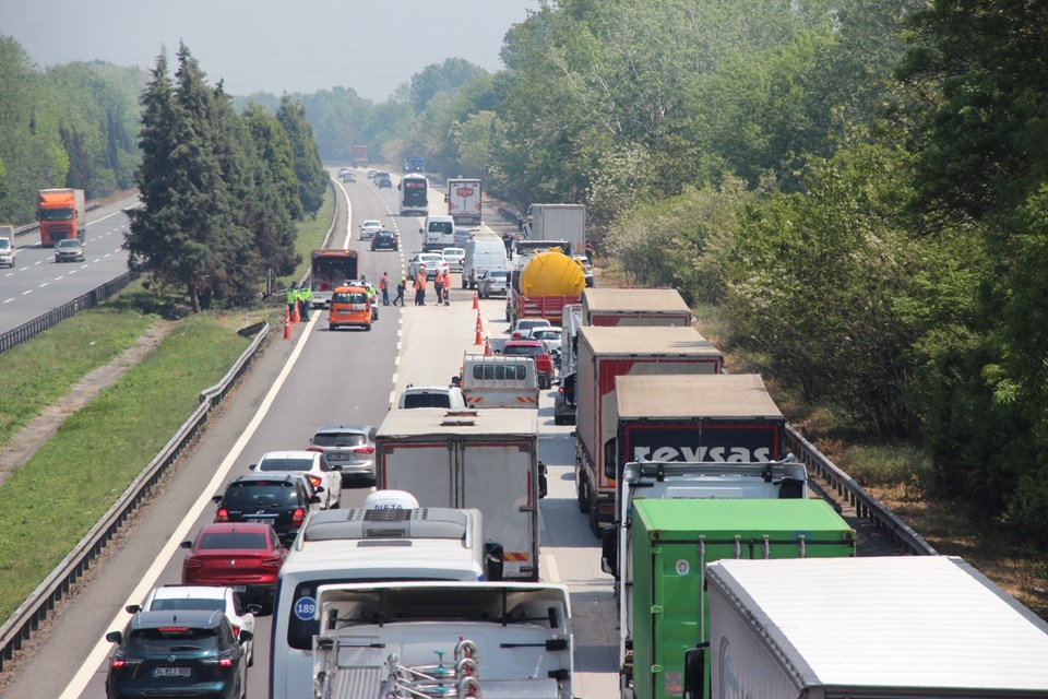 Kontrolden çıkan TIR trafiği felç etti: Uzun kuyruklar oluştu - 1