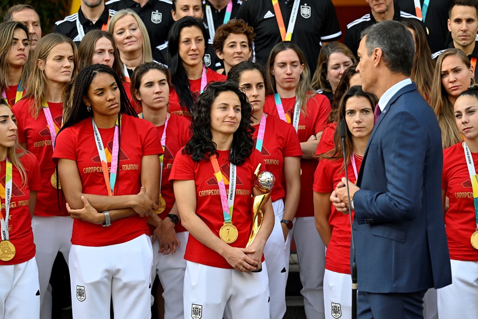 İspanya'da kadın milli futbolculara üstün liyakat nişanı verilecek - 1