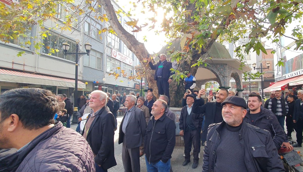 Görenler cep telefonuna sarıldı! Caddedeki yırtıcı vatandaşı heyecanlandırdı, itfaiye ağ atıp yakaladı