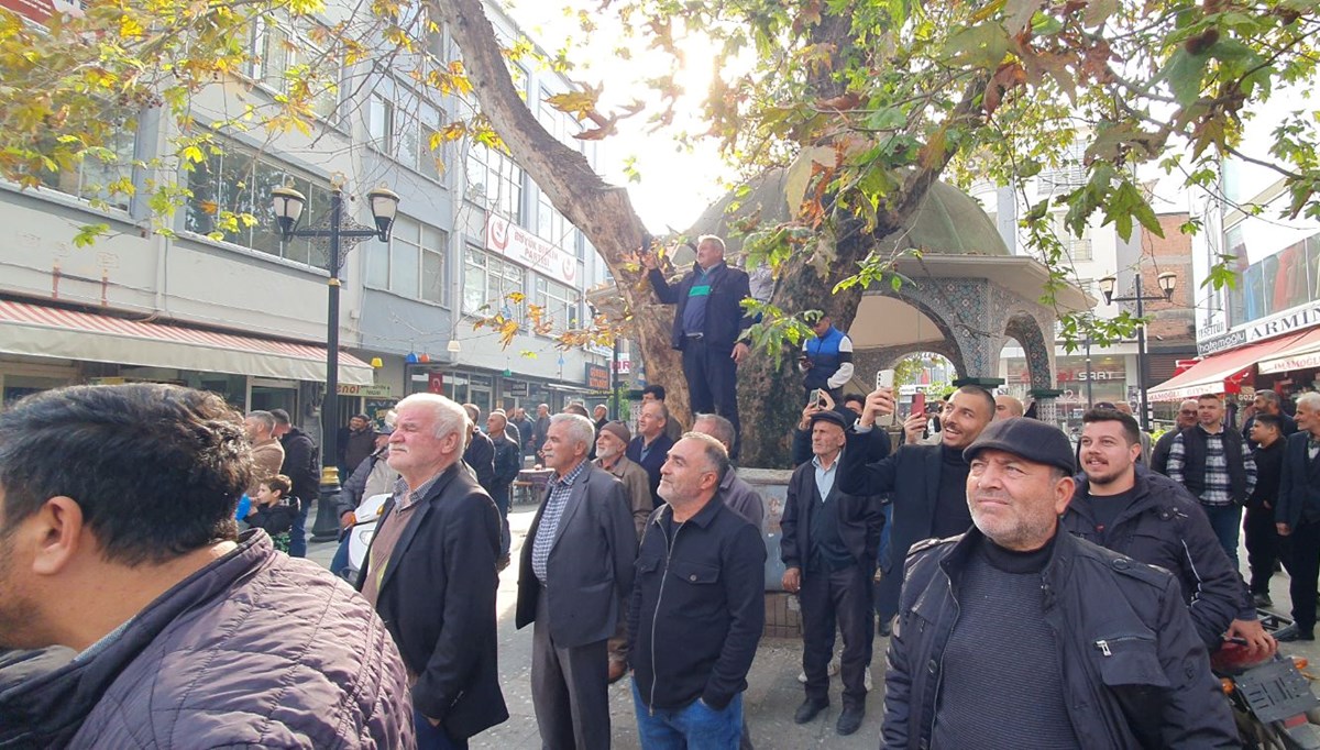 Görenler cep telefonuna sarıldı! Caddedeki yırtıcı vatandaşı heyecanlandırdı, itfaiye ağ atıp yakaladı Görenler cep telefonuna sarıldı! Caddedeki yırtıcı vatandaşı heyecanlandırdı, itfaiye ağ atıp yakaladı
